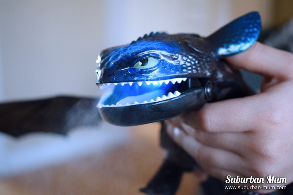How to Train Your Dragon - Firebreathing Toothless that also lights up