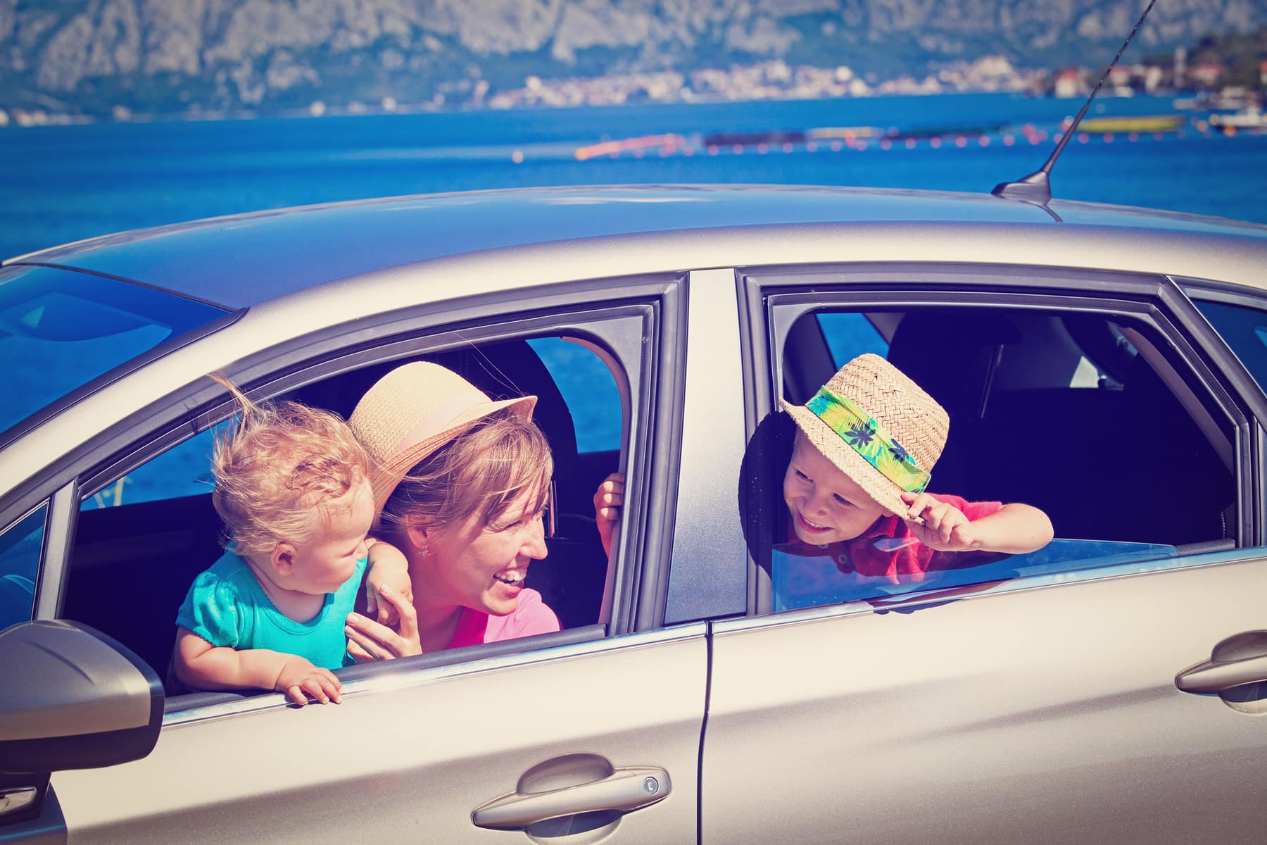 На море с детьми на машине. Машина для путешествий семьей. Путешествие на машине с детьми. Семья в машине. Мама с ребенком путешествие.