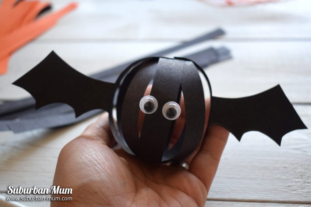 halloween-paper-ball-bat-eyes
