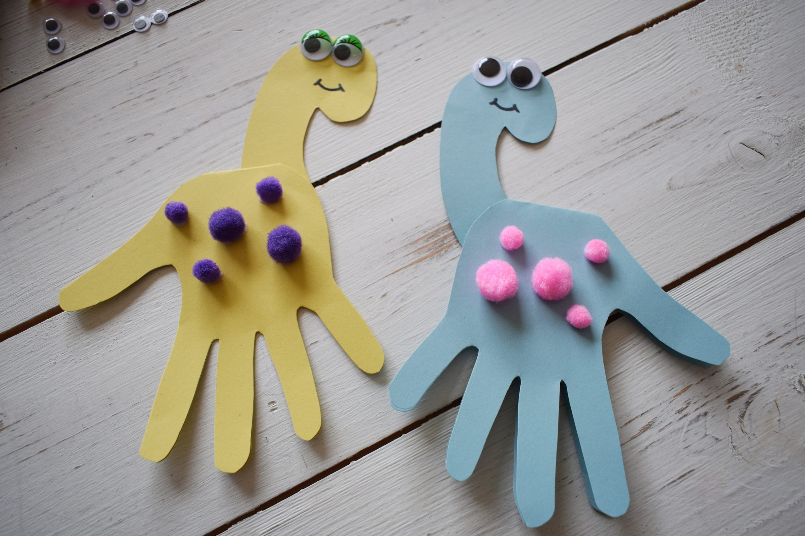 Craft Corner: Handprint Dinosaur cards | Suburban Mum