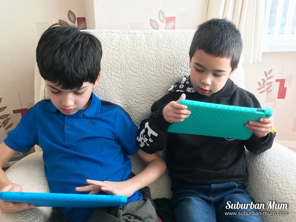 boys-on-tablets