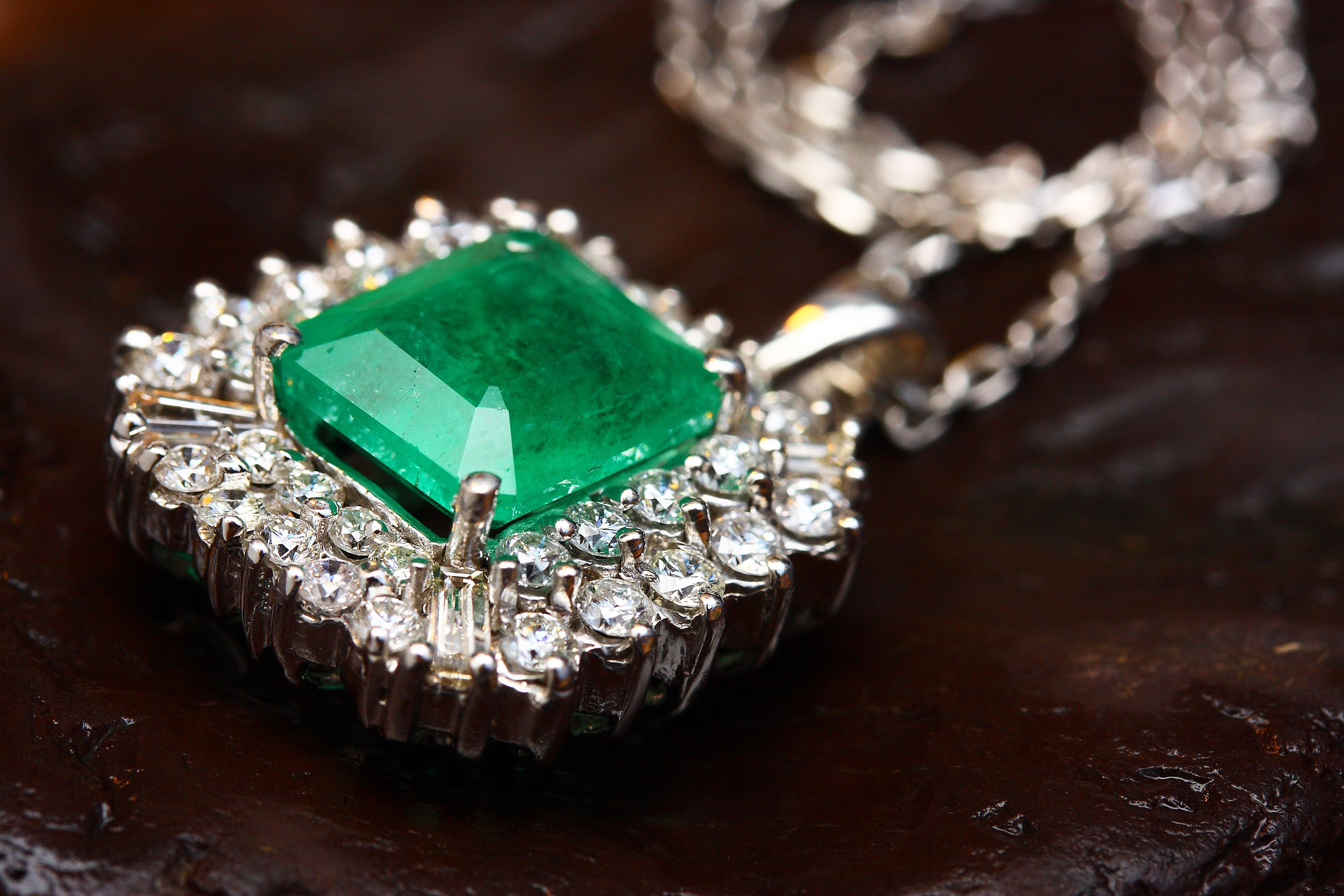 Cleaning on sale emerald ring