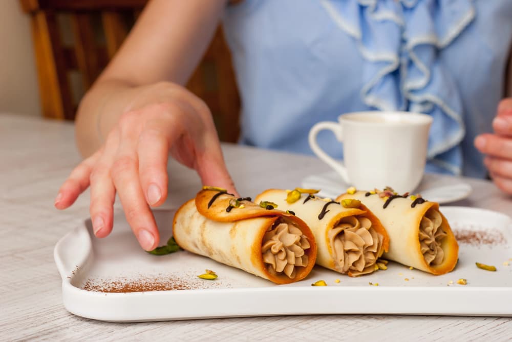 cannoli with tea