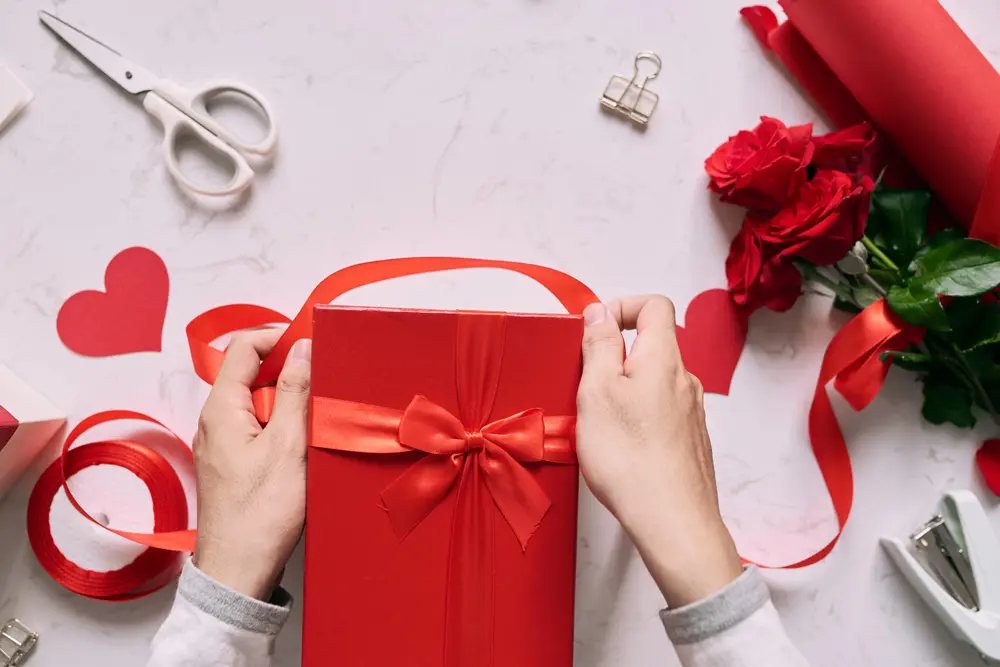 wrapping valentines gift